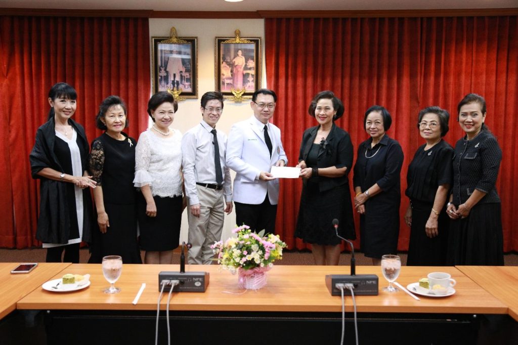 มอบเงิน - กรแก้ว วิริยะวัฒนา นายกศิษย์เก่าเบญจมราชาลัยสมาคม ในพระบรมราชินูปถัมภ์ พร้อมคณะกรรมการ มอบเงิน 100,000 บาท ให้โรงพยาบาลทหารผ่านศึก สำหรับโครงการศูนย์ผ่าตัดกระดูกสันหลังแบบแผลเล็ก เมื่อเร็วๆ นี้
