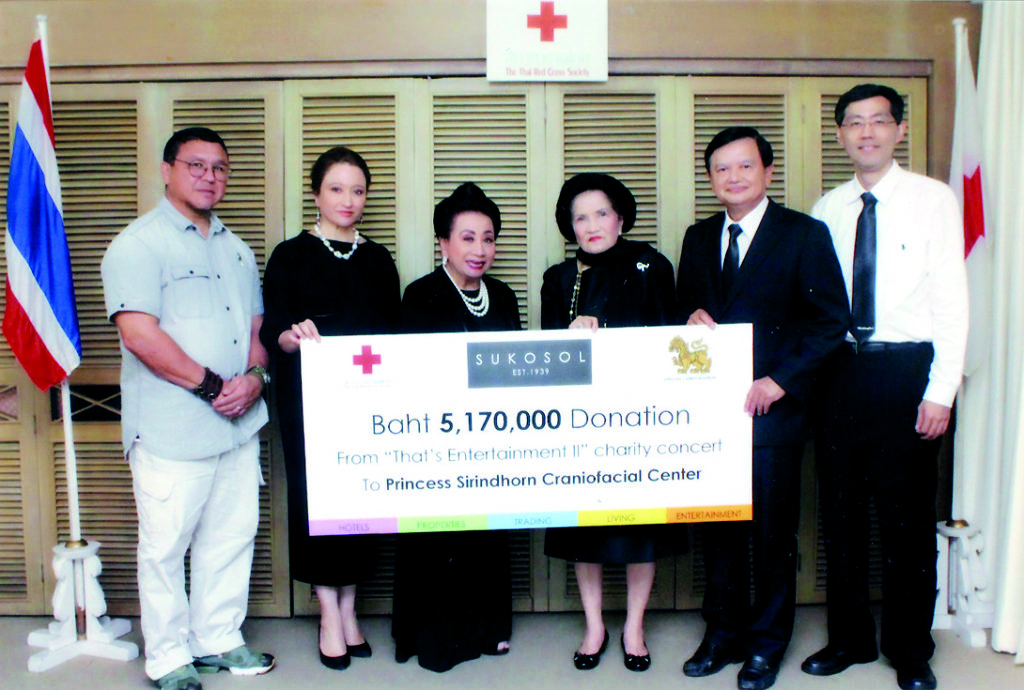 มอบเงิน - กมลา สุโกศล ประธานกรรมการบริหารกลุ่มโรงแรมและบริษัทในเครือสุโกศลพร้อมครอบครัว มาริสา สุโกศล หนุนภักดี และ กมลสุโกศล แคลปป์ มอบเงินรายได้ 5,170,000 บาท จากการจัดคอนเสิร์ตการกุศล “THAT's ENTERTAINMENT II” ให้แก่ศูนย์สมเด็จพระเทพรัตน แก้ไขความพิการบนใบหน้าและกะโหลกศีรษะสภากาชาดไทย โดยมี ม.ร.ว.คุณหญิงปรียางค์ศรี วัฒนคุณ ผู้ช่วยเลขาธิการ ฝ่ายการจัดหารายได้และผู้อำนวยการสำนักงานจัดหารายได้ สภากาชาดไทย พร้อมด้วย ศ.นพ.จรัญ มหาทุมะรัตน์ ศัลยแพทย์ตกแต่ง หัวหน้าศูนย์แก้ไขความพิการบนใบหน้าฯ และ รศ.นพ.นนท์ โรจน์วชิรนนท์ รองหัวหน้าศูนย์แก้ไขความพิการบนใบหน้าฯ ณ สภากาชาดไทย