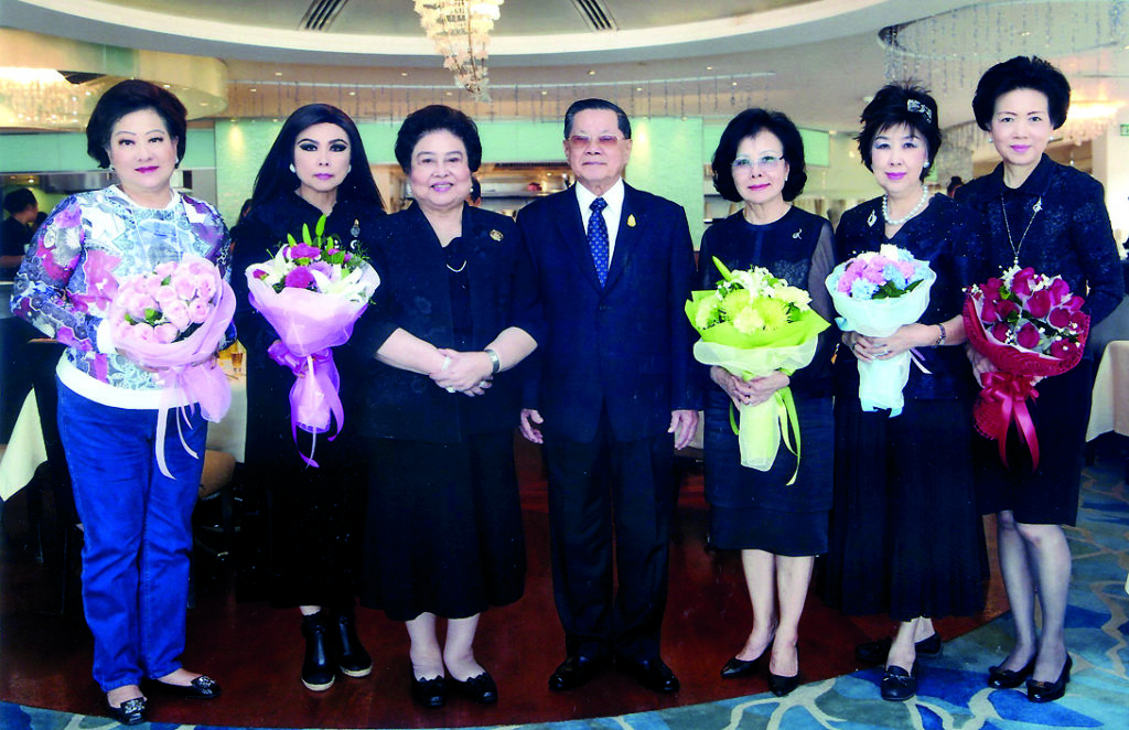 60 ปี ยังหวานอยู่ - ยุพา ล่ำซำ จัดเลี้ยงฉลองครบรอบแต่งงานปีที่ 60 ให้กับ พล.ต. (ญ) คุณหญิงอัสนีย์-พล.อ.สิงหา เสาวภาพ ที่ห้องลอร์ดจิมส์ โรงแรมแมนดาริน โอเรียนเต็ล กรุงเทพฯ โดยมี ลี พึ่งบุญพระ, นวรัตน์ เสรีบุรี, สุพินดา โชคชัยนิรันดร์ และกัลยา โล่ห์รัตนเสน่ห์ ร่วมแสดงความยินดี  เมื่อเร็วๆ นี้