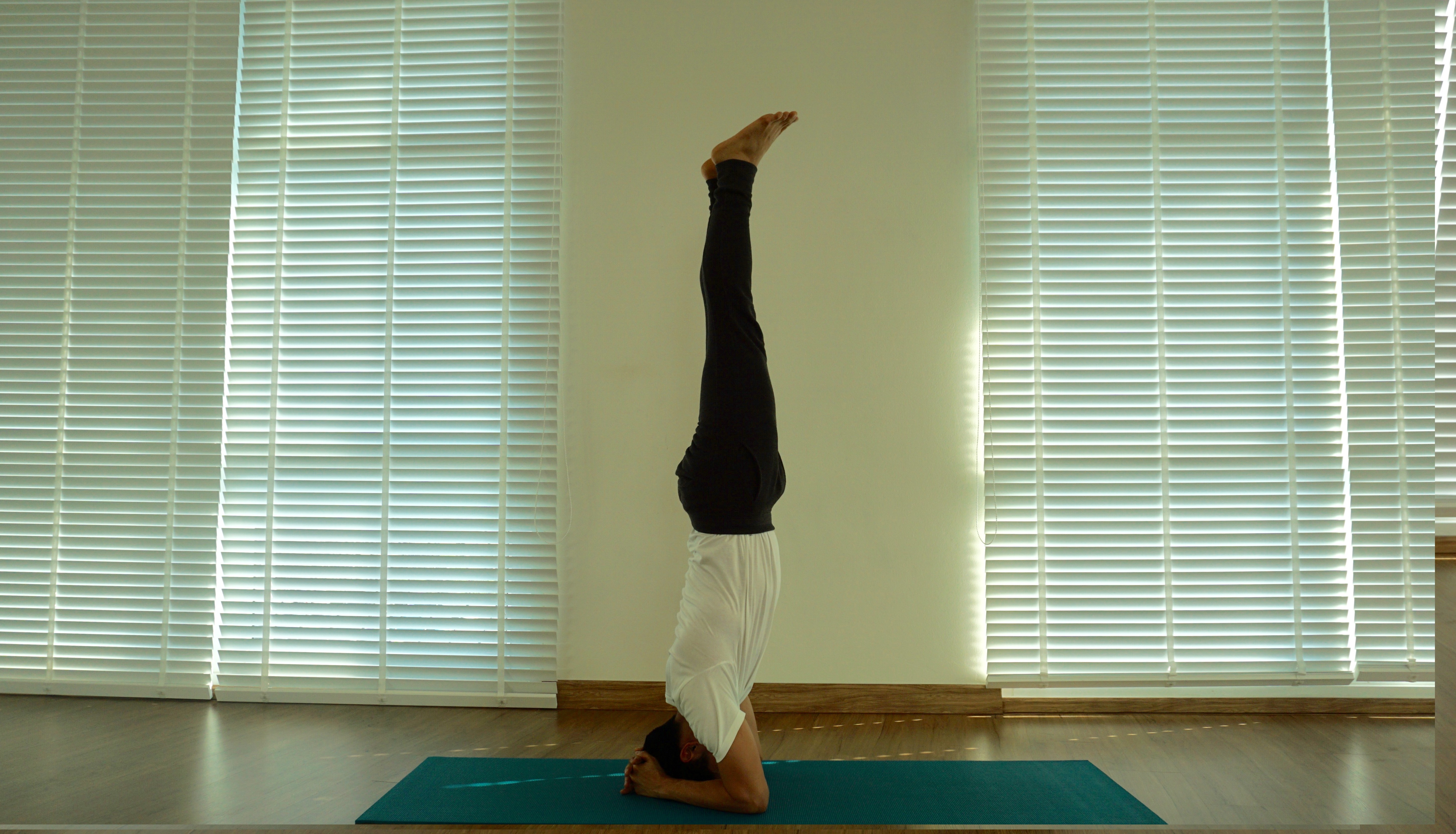 ยืนด้วยศีรษะ (Headstand)