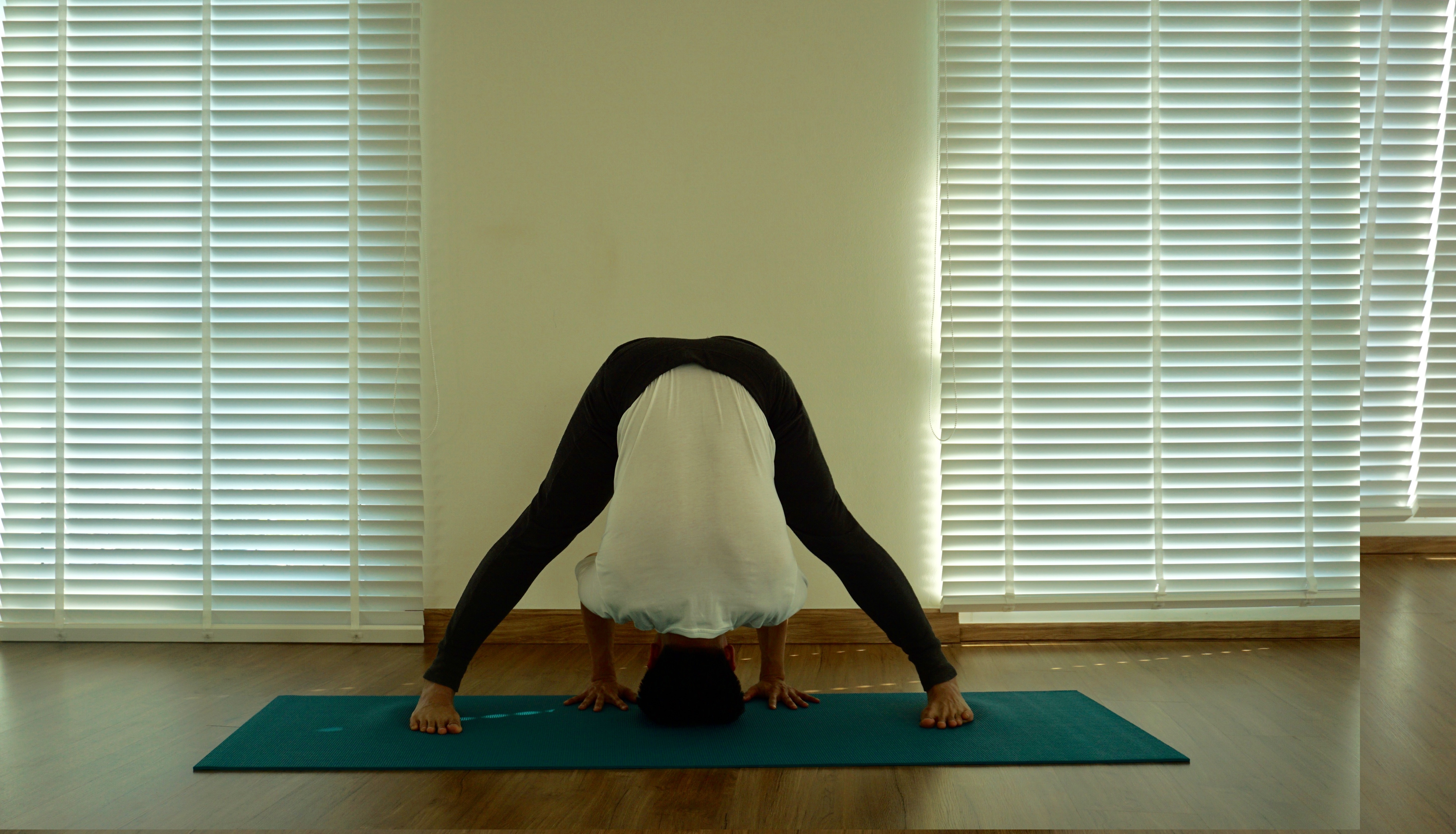 ยืนแยกขาก้มตัวไปข้างหน้า (Wide Angle Standing Forward Bend)