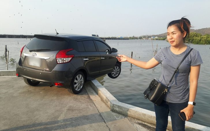รถตกทะเล