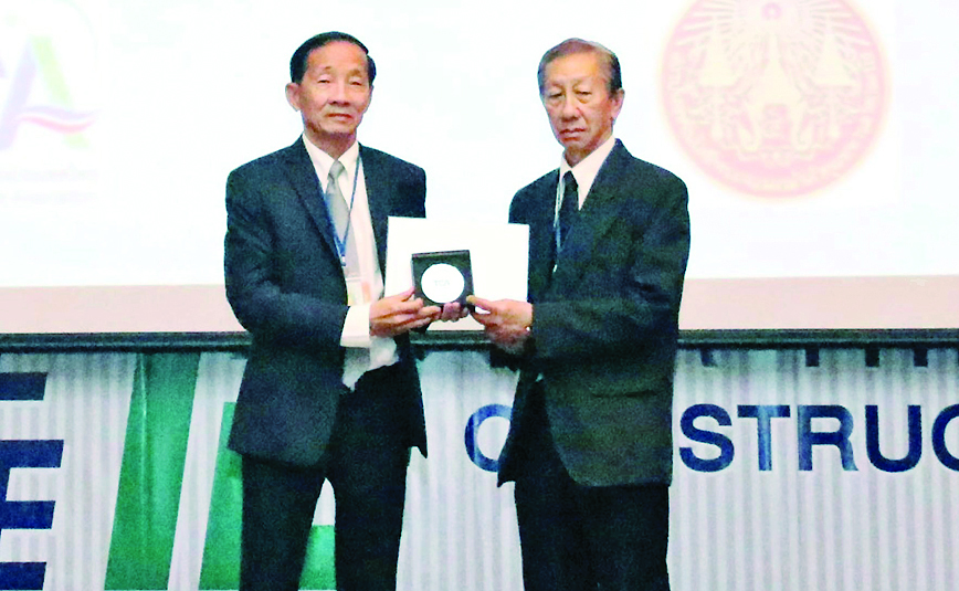 รับรางวัล - บริษัท ช.การช่าง จำกัด (มหาชน) นำโดย รัตน์ สันตอรรณพ กรรมการบริหารและผู้บริหารอาวุโส รับรางวัล “TCA Concrete Practice Award 2016 : Silver Medal” จาก ศ.ชัย จาตุรพิทักษ์กุล นายกสมาคมคอนกรีตแห่งประเทศไทย ในการประชุมวิชาการคอนกรีตประจำปี ครั้งที่ 12 จัดโดยสมาคมคอนกรีตแห่งประเทศไทย ร่วมกับ คณะวิศวกรรมศาสตร์ สถาบันเทคโนโลยีพระจอมเกล้าเจ้าคุณทหารลาดกระบัง เมื่อเร็วๆ นี้