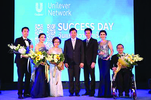 มอบโล่ - มนต์ชัย เดโชจรัสศรี กก.ผอ.ยูนิลีเวอร์ เน็ทเวิร์ค ประเทศไทย บจก.ยูนิลีเวอร์ ไทย เทรดดิ้ง เป็นประธานในงาน U-Success Day วันแห่งความสำเร็จ มอบโล่เกียรติยศผู้บริหารสโมสรเงินล้านประจำปี 2559 และพิธีประดับเข็มเกียรติยศ และมอบใบประกาศเกียรติคุณ ให้แก่สมาชิกผู้ร่วมธุรกิจเครือข่ายยูนิลีเวอร์ เน็ทเวิร์ค ที่ขึ้นตำแหน่งใหม่ ณ คริสตัล ดีไซน์ เซ็นเตอร์ เลียบทางด่วน เอกมัย-รามอินทรา