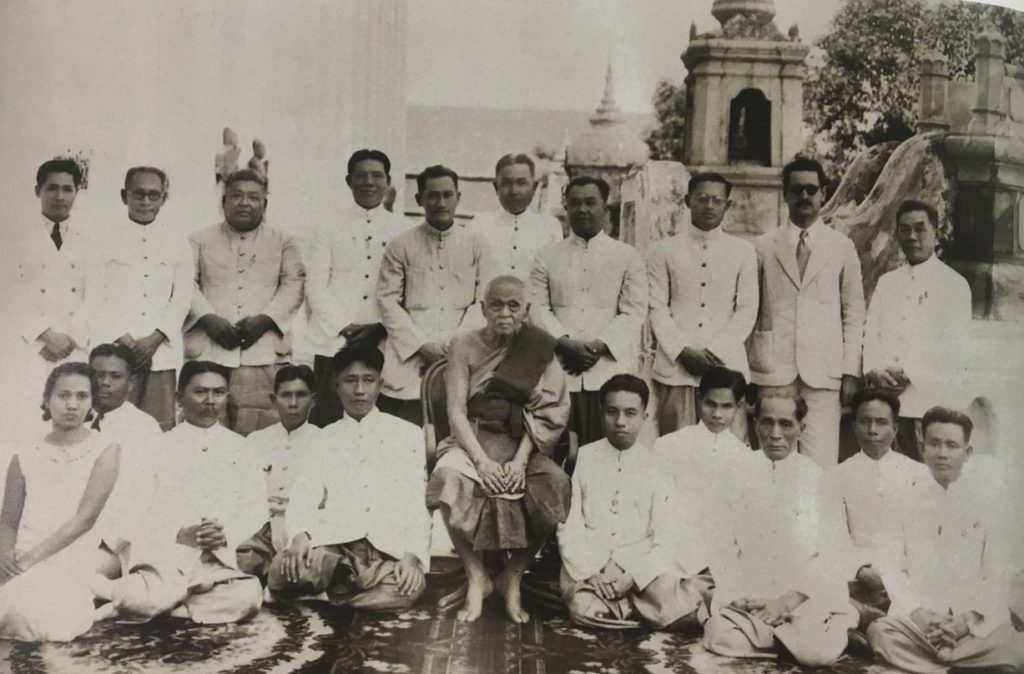 สมเด็จพระอริยวงศาคตญาณ สมเด็จพระสังฆราช (แพ ติสสเทวมหาเถร) ทรงฉายร่วมกับคณะกรรมการพุทธสมาคม