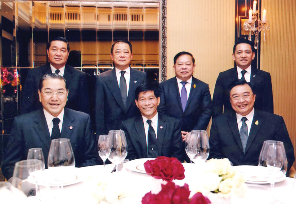 ร่วมยินดี - ศ.สุรเกียรติ์ เสถียรไทย เลี้ยงอาหารค่ำแสดงความยินดีแก่ จรัลธาดา กรรณสูต ที่ได้รับพระราชโองการโปรดเกล้าฯ เป็นองคมนตรี และ พล.ต.ต.รักษ์จิต หม้อมงคล ได้เป็น ผู้บังคับการประจำสำนัก ผบ.ตร.โดยมี สรจักร เกษมสุวรรณ, อ.จรรมนง แสงวิเชียร, สุเทพ เจียมประเสริฐ และวันชัย ภู่นุ่ม ร่วมด้วย ณ ห้องนอร์มังดี โรงแรมโอเรียนเต็ล