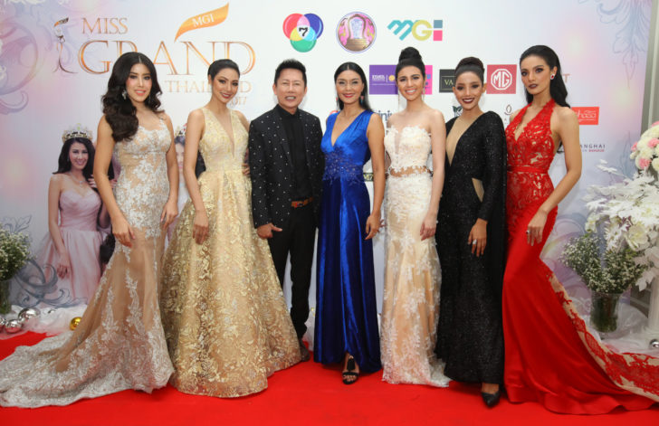 ลูกหมี รัศมี PD กรุงเทพฯ ถ่ายภาพร่วมกับ คุณณวัฒน์ และ มิสแกรนด์ฯ