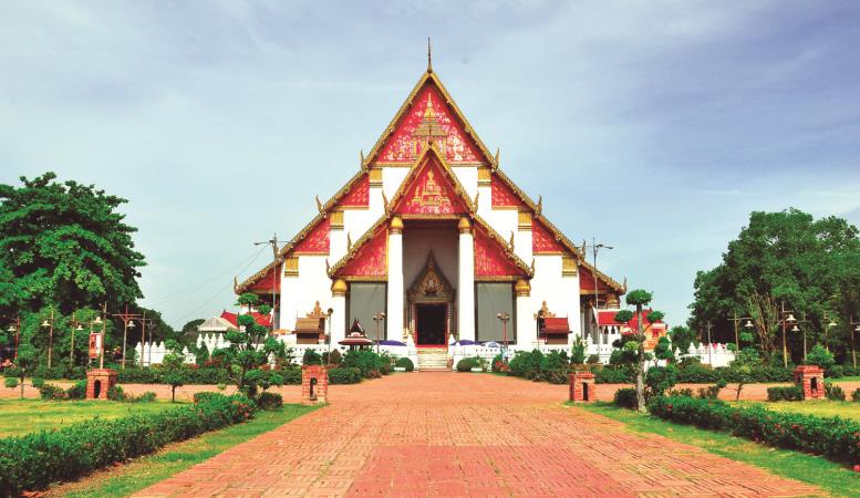 หน้าวิหารพระมงคลบพิตร พ.ศ. 2556 (ภาพถ่ายโดย Warawut Srisopark จาก https://commons.wikimedia.org)