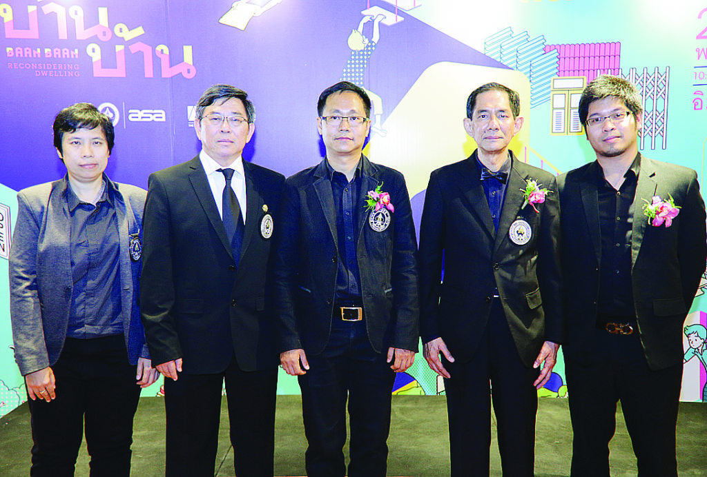 สถาปนิก - อัชชพล ดุสิตนานนท์ นายกสมาคมสถาปนิกสยาม ในพระบรมราชูปถัมภ์ แถลงข่าวการจัดงาน สถาปนิก’60 (อาร์คิเท็ค’17) ซึ่งจัดในแนวคิด บ้าน บ้าน : BAAN BAAN Reconsidering Dwelling จะจัดขึ้นวันที่ 2-7 พฤษภาคม 2560 ณ เมืองทองธานี โดยมีนันทพล จั่นเงิน ประธานจัดงาน ร่วมแถลง ณ จิม ทอมป์สัน เฮ้าส์ เมื่อเร็วๆ นี้