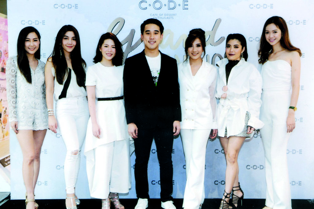 สาขาใหม่ - จุฑามาศ สุขุมวิทยา ร่วมด้วย เอกชัย สุขุมวิทยา เจ้าของร้าน CODE Café จัดงานเปิดตัวร้าน CODE café สาขาใหม่ที่ เดอะ แจส เออเบิร์น ศรีนครินทร์ อย่างเป็นทางการ โดยมี ชมพูนุท โรจน์ศิริรัตน์ วิริฒิพา ภักดีประสงค์, ศิรประภา จีระพันธุ, ปรัชญมน บุรณศิริ, อัชฌา เจริญรัศมีเกียรติ ร่วมยินดี ณ ร้าน CODE café ชั้น 1 เดอะ แจส เออเบิร์น ศรีนครินทร์ เมื่อเร็วๆ นี้ 