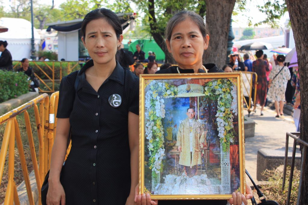 สำรวล (ขวา)