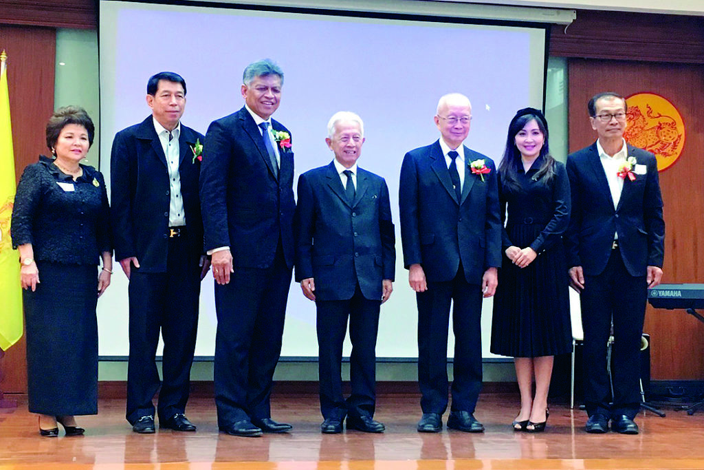 สิงห์แดงรวมใจ - วิเชียร ชวลิต นายกสมาคมรัฐศาสตร์แห่งมหาวิทยาลัยธรรมศาสตร์ในพระบรมราชูปถัมภ์ จัดงาน “สิงห์แดงรวมใจ น้อมรำลึก ธรรมราชา” (สิงห์คืนถ้ำ ประจำปี 2559) พร้อมการเสวนาพิเศษ “พระมหากษัตริย์ผู้ปกครองแผ่นดินโดยธรรม” โดย พล.ต.อ.วสิษฐ เดชกุญชร, ศ.นรนิติ เศรษฐบุตร, นพดล เฮงเจริญ และสุรินทร์ พิศสุวรรณ เพื่อเทิดพระเกียรติและสำนึกในพระมหากรุณาธิคุณพระบาทสมเด็จพระปรมินทรมหาภูมิพลอดุลยเดช ที่ คณะรัฐศาสตร์ ม.ธรรมศาสตร์ ท่าพระจันทร์ เมื่อเร็วๆ นี้