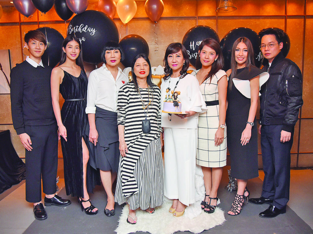 สุขสันต์วันเกิด - ปัญชลี วรรณอนันต์พร และ เบญจวรรณ เบอร์แมน จัดงานฉลองวันเกิดให้ อารยา จิตตโรภาส โดยมี ชุลิตา อารีย์พิพัฒน์กุล และ สุริยน ศรีอรทัยกุล ร่วมงาน ท่ามกลางบรรยากาศชื่นมื่น ณ ร้านอาหารเมซอง เดอ ลา ทรูฟ ทองหล่อ เมื่อเร็วๆ นี้