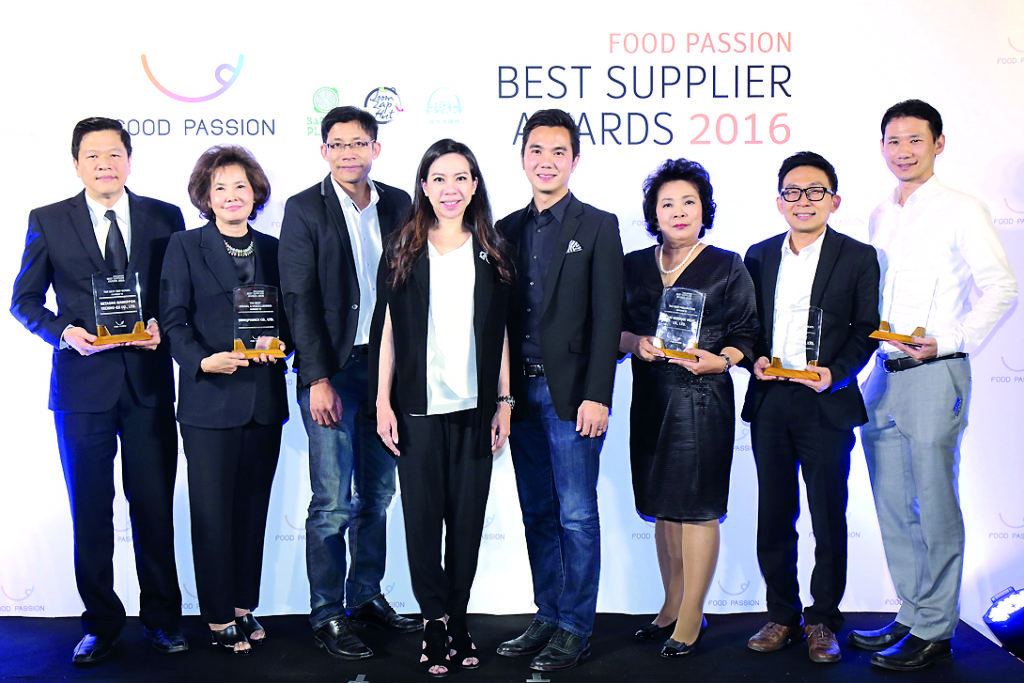 สุดยอด SUPPLIER แห่งปี  - บ.ฟู้ดแพชชั่น จำกัด นำโดย ชาตยา สุพรรณพงศ์ ปธ.จนท.บห. เรืองชาย สุพรรณพงศ์ ปธ.จนท.บห.สายงานปฏิบัติการ พร้อมผู้บริหารฟู้ดแพชชั่น มอบรางวัล THE BEST SUPPLIER AWARDS 2016 ให้แก่ซัพพลายเออร์ที่มีผลการดำเนินงานยอดเยี่ยม 5 ด้าน ได้แก่ ด้านคุณภาพ (Quality) ด้านระบบคุณภาพ/ควบคุมกระบวนการ (Quality System/Process Control)  ด้านราคา (Price) ด้านการส่งมอบ (Delivery) ด้านการบริการ (Service)