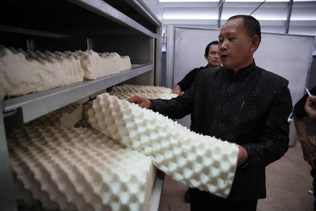 นิพนธ์ คนขยัน ชมโรงงานหมอนยางพาราของชุมนุมสหกรณ์กองทุนสวนยาง จ.บึงกาฬ