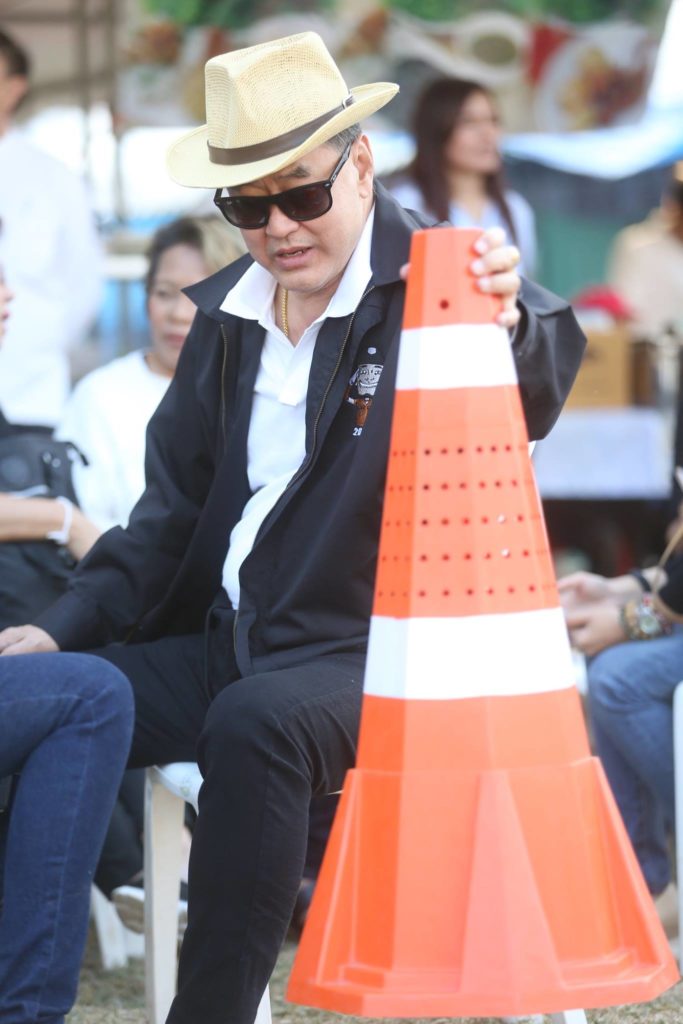 อนุชิต กับกรวยยางแปดหลี่ยม