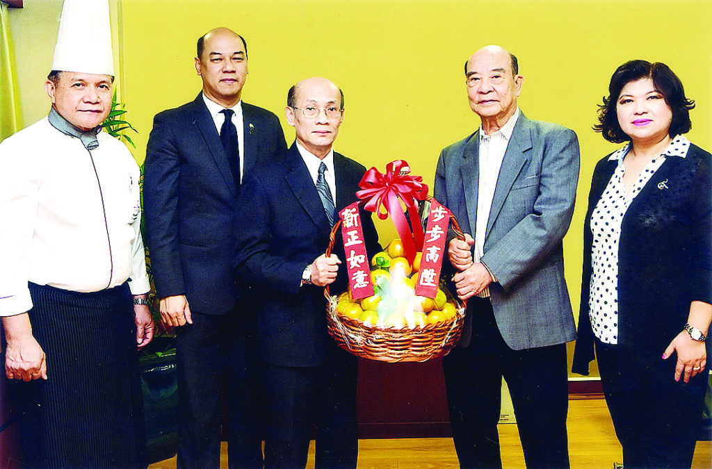 อวยพรตรุษจีน - ยุทธ ด่านภักดีกุล ผู้จัดการทั่วไป และศุภวรรณ ถนอมเกียรติภูมิ รองผู้จัดการทั่วไป โรงแรมเดอะ ทวิน ทาวเวอร์ นำทีมผู้บริหารมอบกระเช้าส้มมงคลแด่แสวง เจียรไพฑูรย์ กรรมการผู้จัดการ เนื่องในวันตรุษจีน