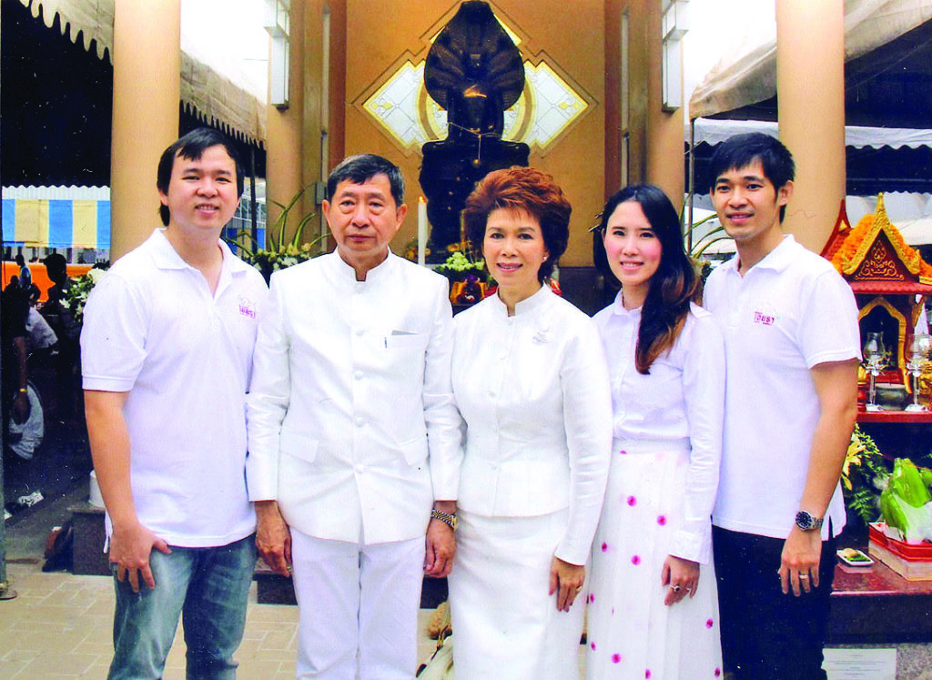 อิ่มบุญ - สุวัจ เดชเทวัญดำรง ปธ.กก.บริษัท พี เอส เมนแลนด์ จำกัด “ตลาดไอยรา” พร้อมครอบครัว จัดพิธีทำบุญตลาดไอยราครบรอบปีที่ 3 ถวายเป็นพระราชกุศลแด่ พระบาทสมเด็จพระปรมินทรมหาภูมิพลอดุลยเดช พร้อมร่วมรับประทานอาหารกว่า 25 ร้านค้าดัง ณ ประดิษฐาน ณ มณฑปฝั่งทิศตะวันออกตลาดไอยรา คลองหลวง จ.ปทุมธานี เมื่อเร็วๆ นี้