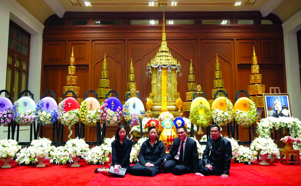 สวดพระอภิธรรม - นพ.เรวัต วิศรุตเวช และภริยา เป็นเจ้าภาพงานสวดพระอภิธรรม นายขวัญแก้ว วัชโรทัย โดยมี ธรรศพล เบเลเวลด์ และวินิจ เลิศรัตนชัย ร่วมงาน ที่วัดเบญจมบพิตร เมื่อเร็วๆ นี้