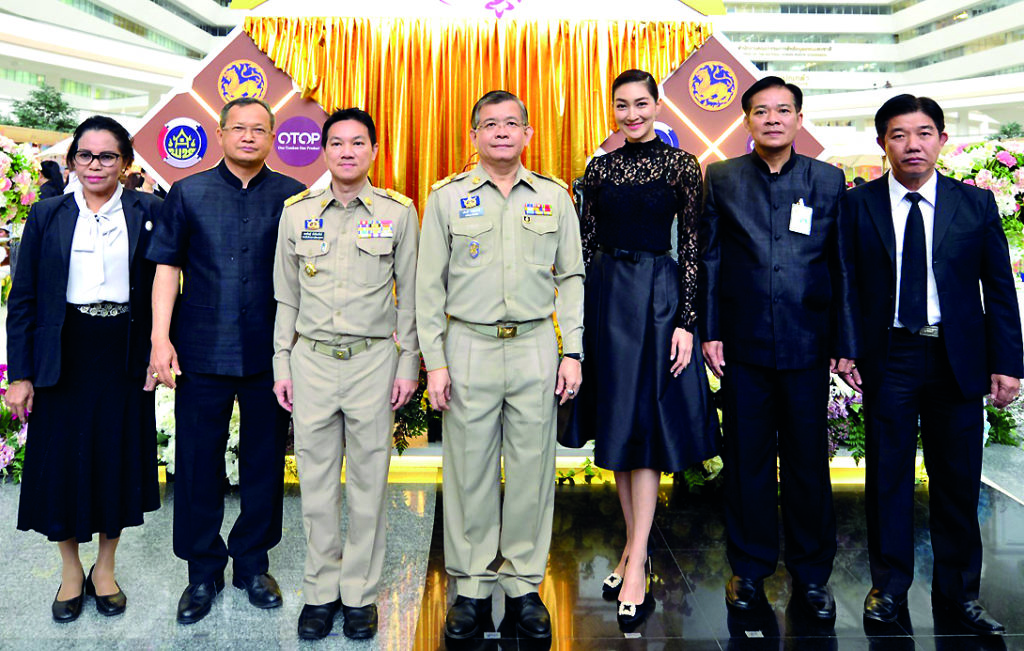 เปิดงาน - อภิชาติ โตดิลกเวชช์ อธิบดีกรมการพัฒนาชุมชน เป็นประธานเปิดงาน OTOP TO THE TOWN มหัศจรรย์ภูมิปัญญาไทย ใจกลางเมือง โดยมี อรรษิษฐ์ สัมพันธรัตน์ รองอธิบดีกรมการพัฒนาชุมชน ทวีป บุตรโพธิ์ รองอธิบดีกรมการพัฒนาชุมชน และศุภกร มูลสุวรรณ ร่วมในพิธี ณ อาคารรัฐประศาสนภักดี ศูนย์ราชการเฉลิมพระเกียรติฯ แจ้งวัฒนะ เมื่อเร็วๆ นี้