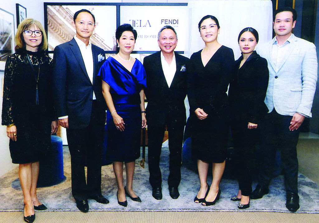เปิดตัวเฟอร์นิเจอร์ - ชาญ ศรีวิกรม์ ปธ.กก. และฟ้าฟื้น เต็มบุญเกียรติ กก.ผจก. บจ.เกษร พร็อพเพอร์ตี้ จำกัด จับมือ กมลรัตน์ จิระพงศ์วัฒนา กก.ผจก. บจ.เดคคอร์มาร์ท จัดงาน Canvas of Highlife Living โดยมีมณฑิรา เต็มบุญเกียรติ, เฟิม หงสนันทน์, จิราพัชร เอกบุตร และอิศราวรรณ อภิโชติวรพัฒน์ ร่วมงาน ณ Sale Gallery โครงการ TELA THONGLOR ซอยทองหล่อ 13 เมื่อเร็วๆ นี้