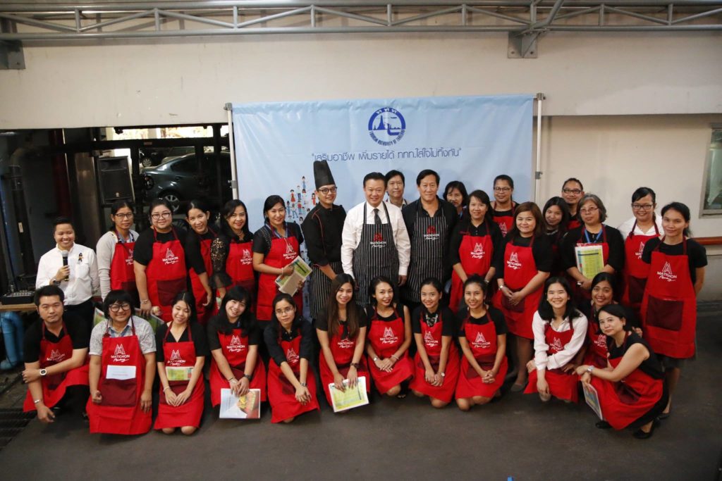 เปิดโครงการ - ยุทธศักดิ์ สุภสร ผู้ว่าการการท่องเที่ยวแห่งประเทศไทย (ททท.) และชนะ ชัยชนะโยธินวัชร ผอ.ฝ่ายบัญชีและงบประมาณ ร่วมเปิดโครงการ เสริมอาชีพ เพิ่มรายได้ ททท.ใส่ใจไม่ทิ้งกัน ก่อนเริ่มอบรมหลักสูตรข้าวหน้าญี่ปุ่น สอนโดย อ.นคร แซ่สี ณ ททท.สํานักงานใหญ่ 