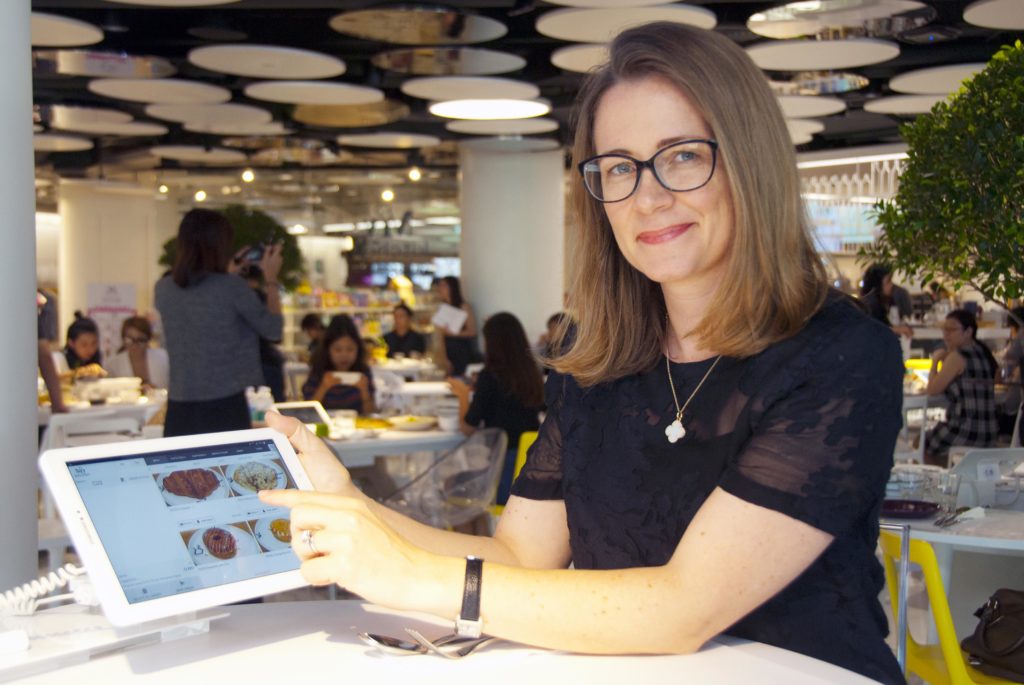 เมแกน ไวคอฟ โชว์การสั่งอาหารด้วย tablet