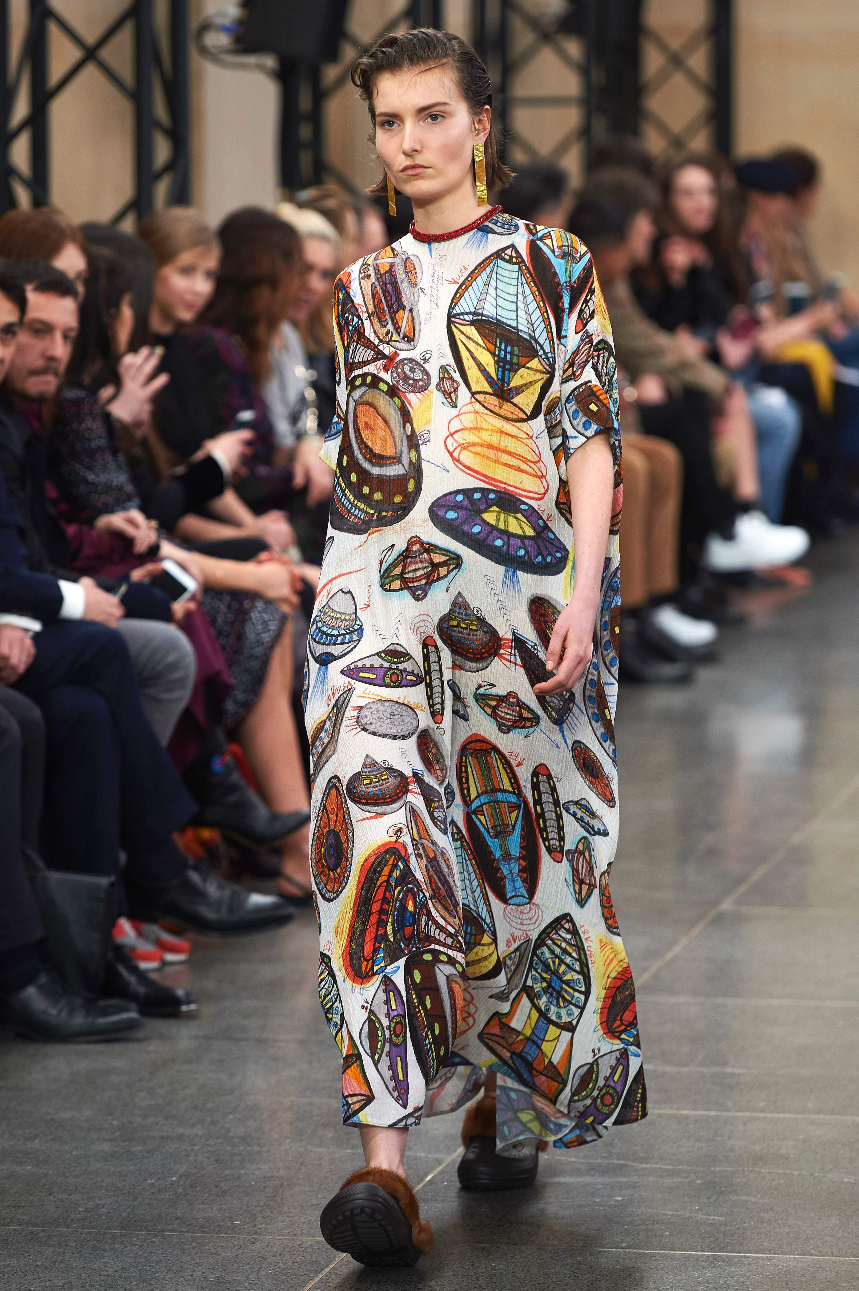 A model presents creations by British fashion designer Christopher Kane during a catwalk show on the fourth day of the Autumn/Winter 2017 London Fashion Week in London on February 20, 2017. / AFP PHOTO / NIKLAS HALLE'N