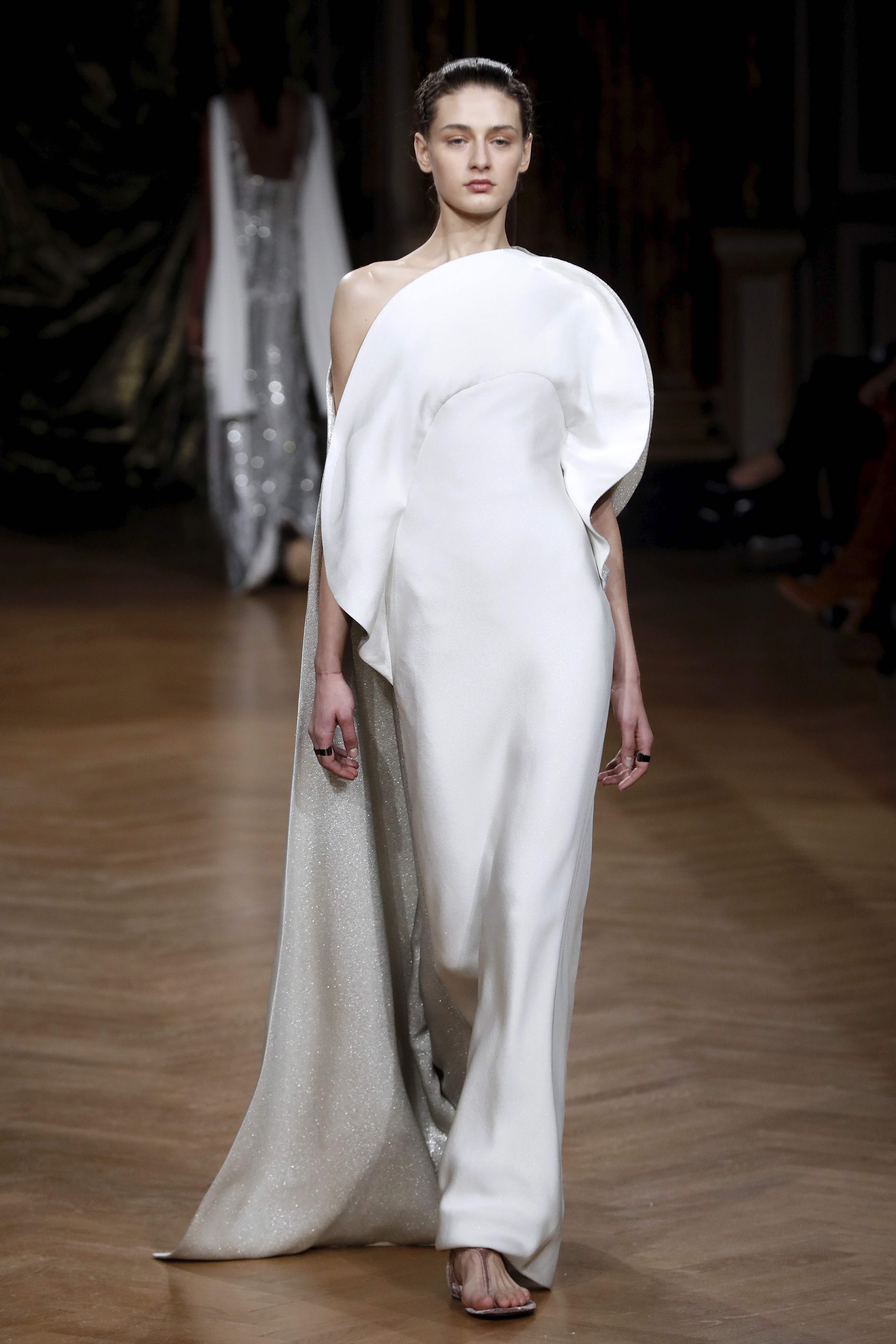 A model presents a creation by Antonio Grimaldi during the 2017 spring/summer Haute Couture collection on January 26, 2017 in Paris.  / AFP PHOTO / FRANCOIS GUILLOT
