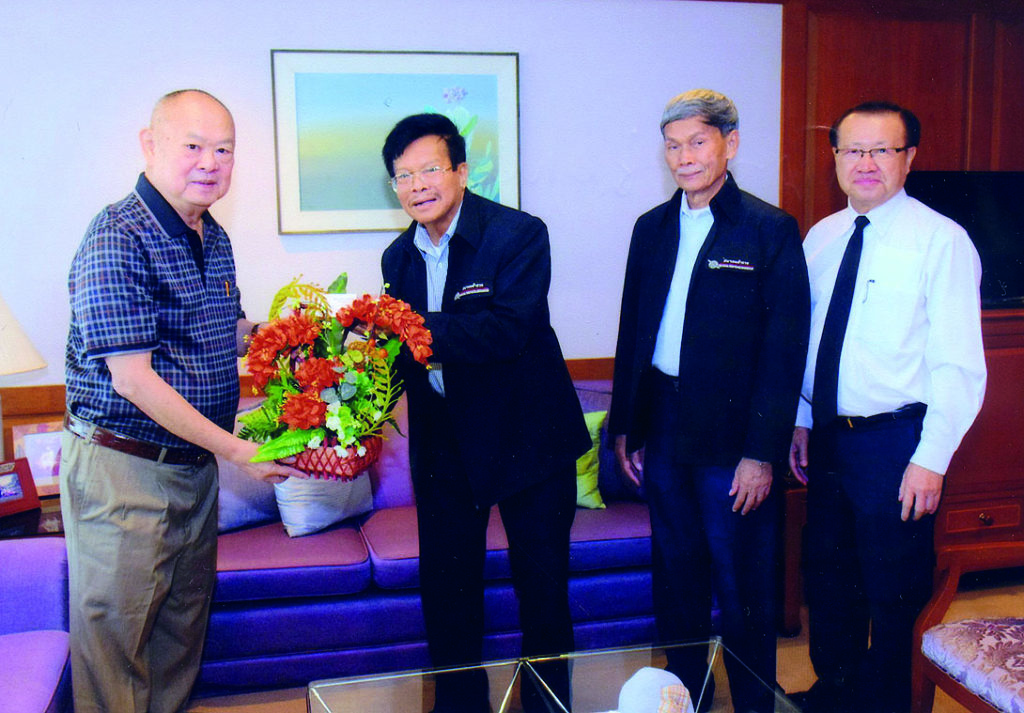 โครงการช่วยเหลือ - ขรรค์ชัย บุนปาน ต้อนรับ พล.ต.อ.สุวรรณ สุวรรณเวโช นายกสมาคมตำรวจ อดีตตุลาการศาลรัฐธรรมนูญ ในโอกาสเข้าพบแลกเปลี่ยนความคิดเห็น เพื่อจัดทำโครงการช่วยเหลือประชาชน และได้มอบเงินเข้าโครงการแบ่งปันความรู้ เชิดชูศาสนา พัฒนาแหล่งน้ำลำคลอง 