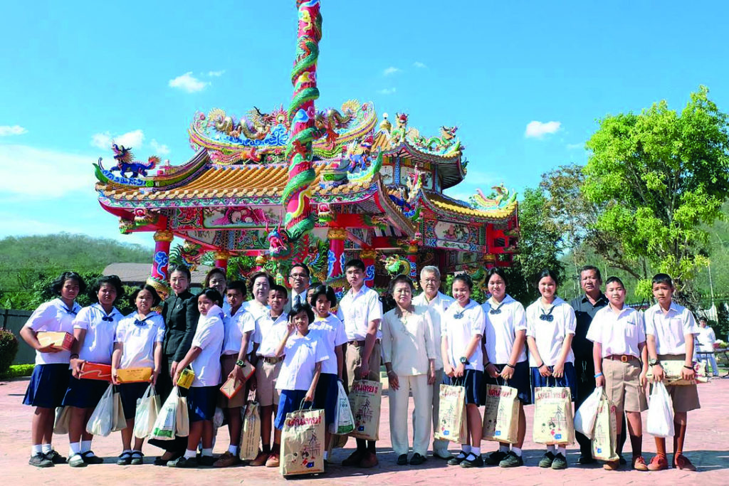 โอกาสทางการศึกษา - สันติ อาศัยธรรม ประธานกองทุนต้นตระกูลอาศัยธรรม มอบทุนการศึกษาและอุปกรณ์สำหรับการเรียนจำนวน 168 ทุน ให้แก่นักเรียนที่เรียนดีแต่ขาดแคลนทุนทรัพย์ จากโรงเรียนบ้านลำทองหลาง โรงเรียนบ้านหนองสาหร่ายและโรงเรียนบ้านหนองตาแก้ว อำเภอปากช่อง จังหวัดนครราชสีมา เมื่อเร็วๆ นี้