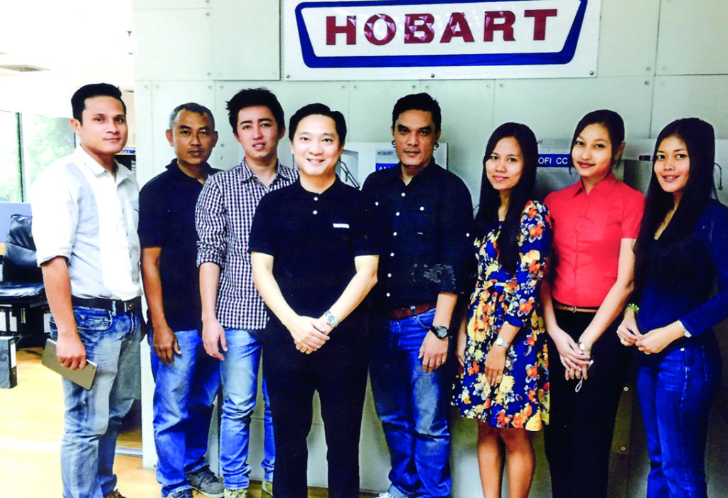 โฮบาร์ทรุกตลาด - วิวัฒน์ วงศ์พิวัฒน์ ผู้จัดการทั่วไป โฮบาร์ท (HOBART) ประเทศไทยและอินโดไชน่า (CLMV) จัดกิจกรรมสัมมนาเชิงปฏิบัติการ ตอกย้ำศักยภาพเชิงรุกของเครื่องล้างจานโฮบาร์ท จากเยอรมนี ทั้งในด้านการขายที่แสดงความคุ้มค่าต่อการลงทุน เทคนิคการให้บริการ พร้อมข้อมูลเชิงนวัตกรรมของผลิตภัณฑ์ใหม่ๆ ของโฮบาร์ท ให้กับกลุ่มผู้แทนหลักในประเทศกัมพูชา พม่า เวียดนาม และลาว เพื่อตอบรับการเติบโตในภูมิภาค CLMV ได้ทันทีในไตรมาสแรกนี้ จัดขึ้นที่ บริษัท โฮบาร์ท ประเทศไทยและอินโดไชน่า สำนักงานใหญ่ ถนนสาทร กรุงเทพฯ 