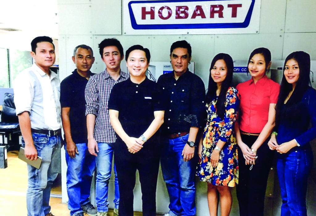 โฮบาร์ทรุกตลาด - วิวัฒน์ วงศ์พิวัฒน์ ผู้จัดการทั่วไป โฮบาร์ท (HOBART) ประเทศไทยและอินโดไชน่า (CLMV) จัดกิจกรรมสัมมนาเชิงปฏิบัติการ ตอกย้ำศักยภาพเชิงรุกของเครื่องล้างจานโฮบาร์ท จากเยอรมนี ทั้งในด้านการขายที่แสดงความคุ้มค่าต่อการลงทุน เทคนิคการให้บริการ พร้อมข้อมูลเชิงนวัตกรรมของผลิตภัณฑ์ใหม่ๆ ของโฮบาร์ท ให้กับกลุ่มผู้แทนหลักในประเทศกัมพูชา พม่า เวียดนาม และลาว เพื่อตอบรับการเติบโตในภูมิภาค CLMV ได้ทันทีในไตรมาสแรกนี้ จัดขึ้นที่ บริษัท โฮบาร์ท ประเทศไทยและอินโดไชน่า สำนักงานใหญ่ ถนนสาทร กรุงเทพฯ