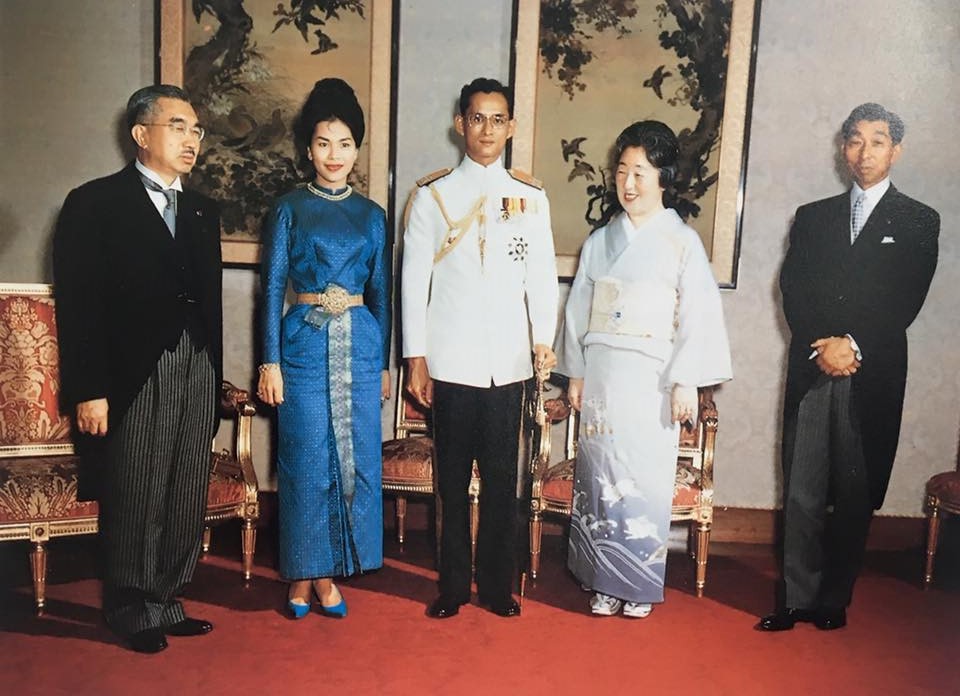 การเสด็จเยือนประเทศญี่ปุ่น เมื่อพ.ศ.2506 ฉายร่วมกับสมเด็จพระจักรพรรดิฮิโรฮิโต สมเด็จพระจักรพรรดินีนางาโกะ แห่งญี่ปุ่น และเจ้าชายทากามัทสุ เมื่อวันที่ 28 พฤษภาคม