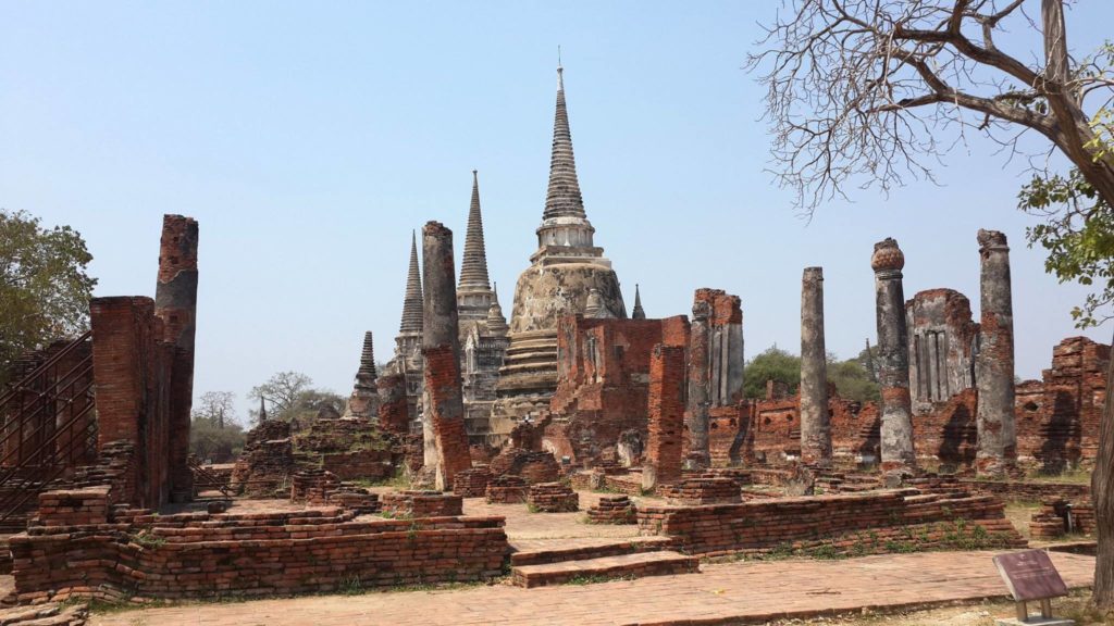 ซากวิหารหลวงวัดพระศรีสรรเพชญ์ อยุธยา ที่ประดิษฐานพระศรีสรรเพชญ์ ด้านหลังเป็นพระมหาเจดีย์ 3 องค์