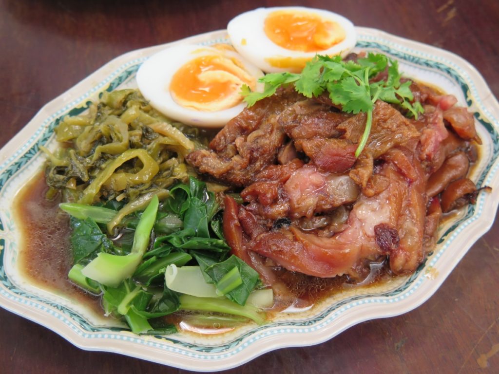 ขาหมูกับคากิใส่ไข่ลาวา