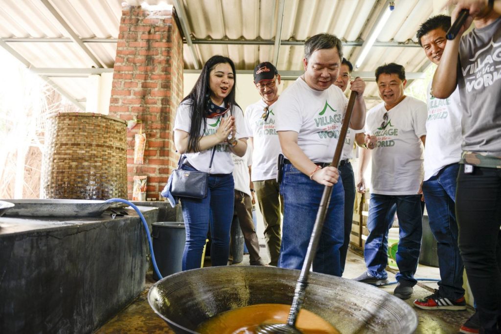 ทดสอบทักษะเคี่ยวน้ำตาล สัมผัสวิถีชาวบ้านอย่างถึงอารมณ์ ที่บ้านริมคลองโฮมสเตย์ 