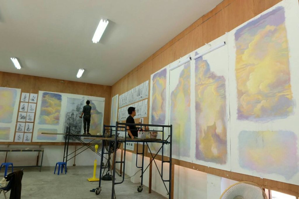 เร่งลงสีจิตรกรรมบนผ้าใบแคนวาส ก่อนนำไปติดตั้งที่ฉากบังเพลิง