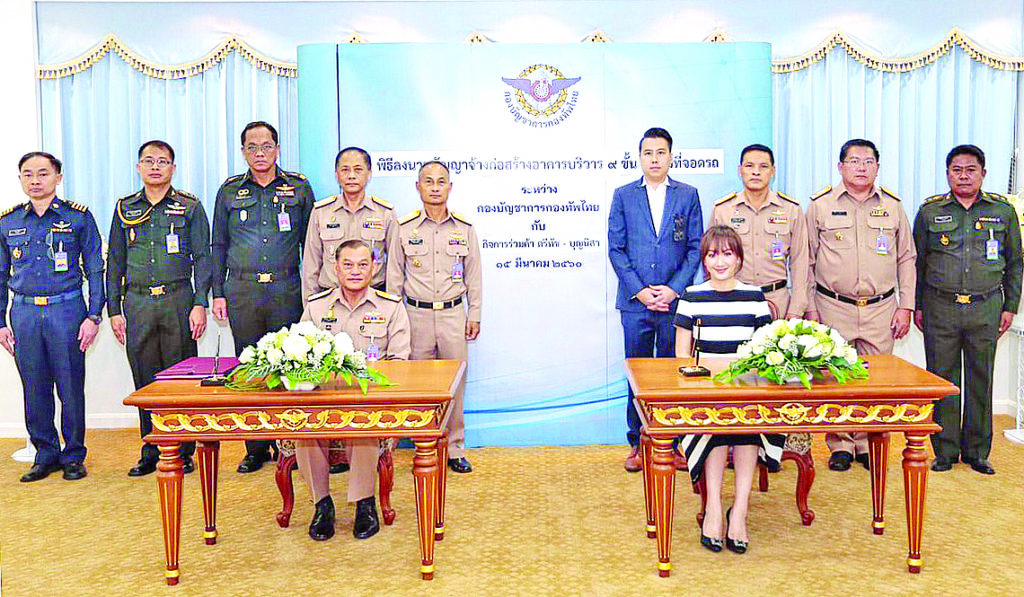 ลงนาม - พิธีลงนามสัญญาจ้างก่อสร้างอาคารบริเวณ 9 ชั้น พร้อมที่จอดรถ ระหว่างกองบัญชาการกองทัพไทย โดย พล.ร.อ.ไกรวุธ วัฒนธรรม กับกิจการร่วมค้าตรีทัช-บุญนิสา โดย เอกภาพ ธนาดำรงศักดิ์ และ ภัทร์สิริย์ กรณ์หิรัญ มูลค่า 333,000,000 บาท ณ กองบัญชาการกองทัพไทย เมื่อเร็วๆ นี้