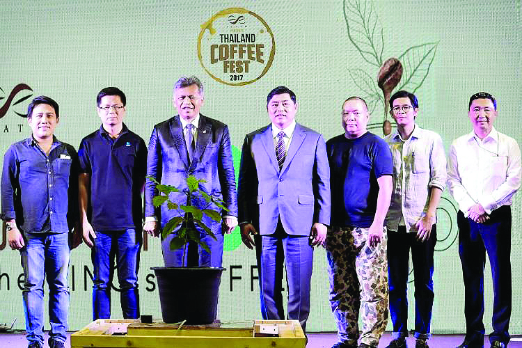 เปิดงาน - อภิชา แย้มเกษร นายกสมาคมกาแฟพิเศษไทย (Specialty Coffee Association of Thailand) หรือ SCATH ผู้จัดงาน Thailand Coffee Fest 2017 สุดยอดมหกรรมกาแฟที่ยิ่งใหญ่ที่สุดในเอเชียแปซิฟิก งานเดียวที่รวบรวมทุกความต้องการของกาแฟ ตั้งแต่ต้นน้ำจนถึงปลายน้ำ โดยมี ดร.สุรินทร์ พิศสุวรรณ อดีตเลขาธิการอาเซียน เป็นประธานในพิธีเปิด และธิราช รุ่งเรืองกนกกุล ร่วมสนับสนุน ณ ห้องเพลนารี ฮอลล์ ศูนย์การประชุมแห่งชาติสิริกิติ์ 