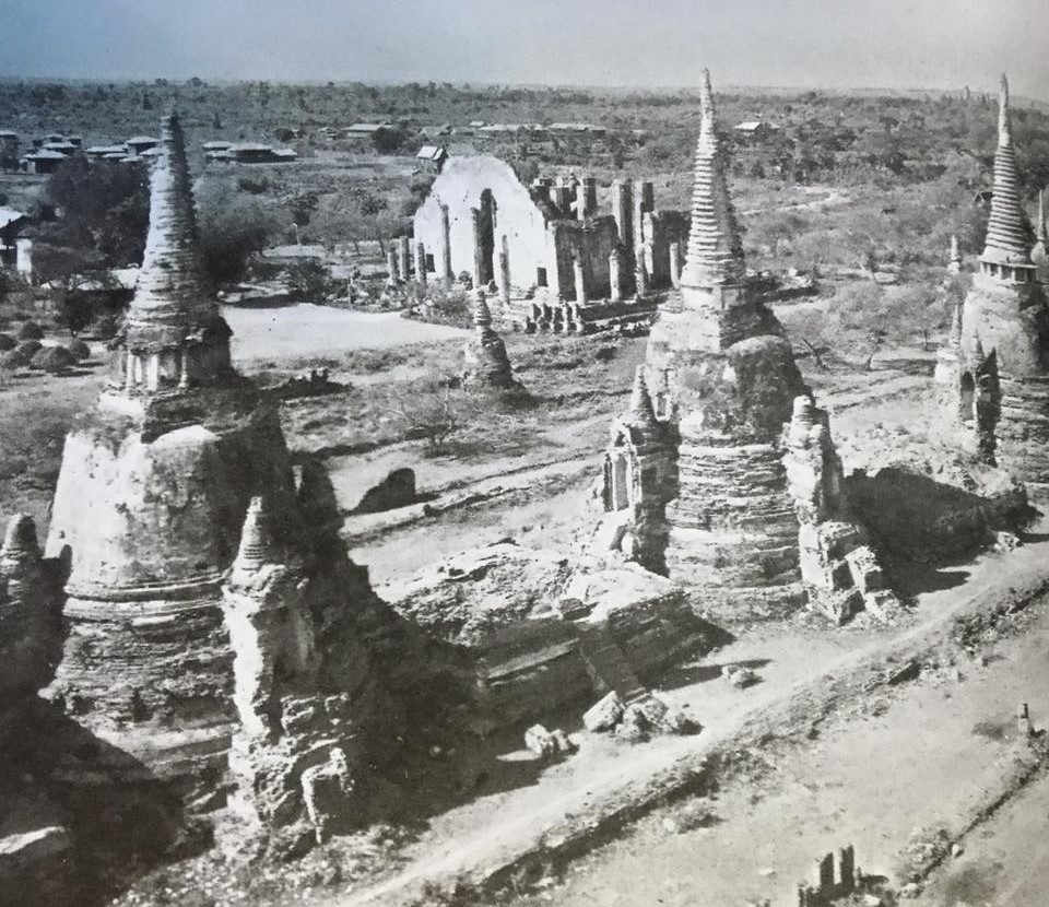 ภาพถ่ายมุมสูง วัดพระศรีสรรเพชญ์ โดย วิลเลียม ฮันท์ (ที่มา : Elizabeth Moore, Phillip Stott and Suriyavudh Sukhavasti, Ancient of Thailand (Bangkok : Asiabooks,1996) 