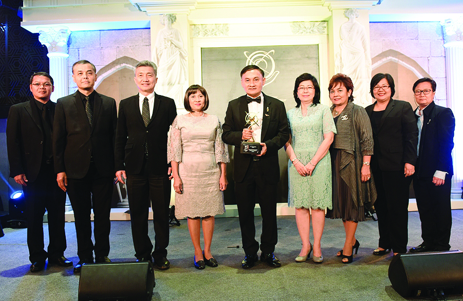 รับรางวัล APEA 2017 - ธนศักดิ์ วัฒนฐานะ ผู้ว่าการการประปานครหลวง (กปน.) รับรางวัล Winner สาขา State Owned Enterprise จาก อภิศักดิ์ ตันติวรวงศ์ รมว.การคลัง ในฐานะผู้นำองค์กรที่สร้างความเติบโตทางธุรกิจได้อย่างต่อเนื่อง โดยคำนึงถึงการกำกับดูแลกิจการที่ดีมีความรับผิดชอบต่อสิ่งแวดล้อมและสังคม ในงาน Asia Pacific Entrepreneurship Awards 2017 (APEA) ณ โรงแรมเจดับบลิวแมริออท กรุงเทพฯ
