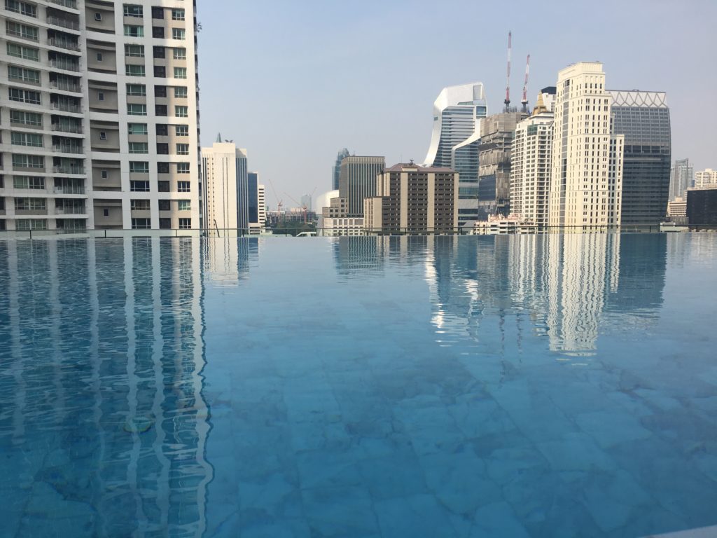 สระว่ายน้ำแบบ Infinity Edge 