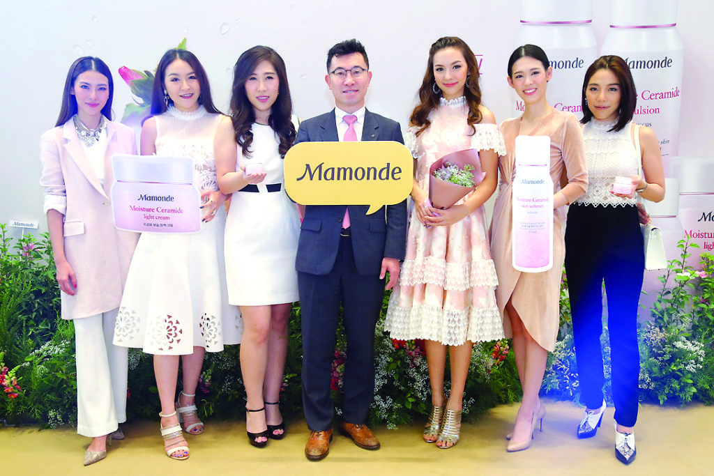 จัดงาน - วุง ซอย กรรมการผู้จัดการ บริษัท อมอร์แปซิฟิค (ประเทศไทย) จำกัด ร่วมกับ ลาวัณย์ แซ่เฮ้ง ผู้จัดการฝ่ายการตลาด MAMONDE ผู้บริหารและผู้นำเข้าพรีเมียมสกินแคร์แบรนด์ “มามอนด์” (Mamonde) จัดฉลองครบรอบ 1 ปี ของผลิตภัณฑ์ “มามอนด์ มอยส์เจอร์ เซราไมด์” ณ ศูนย์การค้าสยามพารากอน