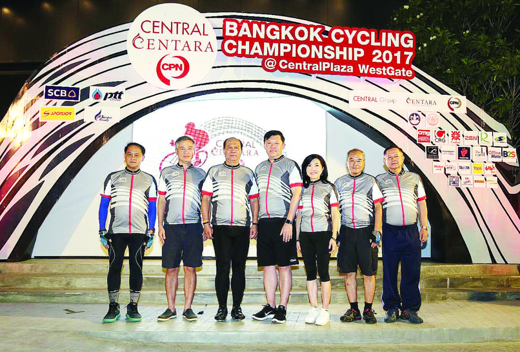 แข่งขันจักรยาน - พล.อ.อนุพงษ์ เผ่าจินดา รมว.มหาดไทย เป็นประธานในพิธีแข่งขันจักรยานทางเรียบชิงถ้วยพระราชทานสมเด็จพระเทพรัตนราชสุดาฯ สยามบรมราชกุมารี “Central Centara &  CPN Bangkok Cycling Championship 2017 @Central Plaza WestGate” โดยมีนิสิต จันทร์สมวงศ์ ผวจ.นนทบุรี และผู้บริหารระดับสูงจากกลุ่มเซ็นทรัลร่วมถ่ายภาพเป็นที่ระลึก นำโดยพิชัย  จิราธิวัฒน์ กก.บห.บจก.กลุ่มเซ็นทรัล ปริญญ์ จิราธิวัฒน์ รอง ปธ.กก.บห.บจก.กลุ่มเซ็นทรัล และ สุพัตรา จิราธิวัฒน์ ที่ศูนย์การค้าเซ็นทรัลพลาซา เวสต์เกต เมื่อเร็วๆ นี้