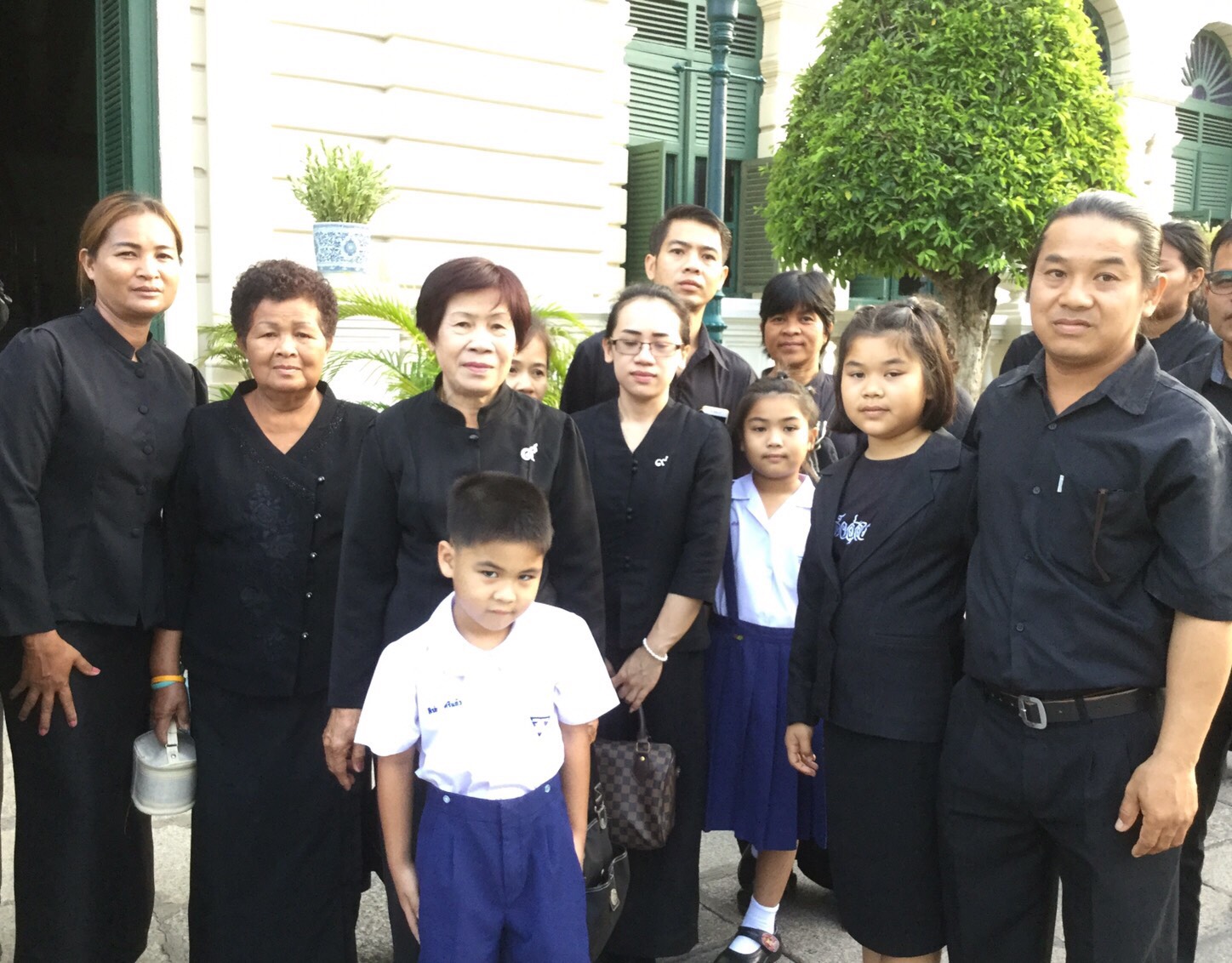 สมนึก ทัศสาลี (ที่ 3 จากซ้าย)