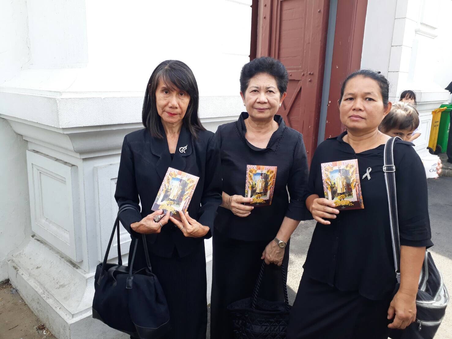 เทวี เกริกฤทธิ์วณิช (กลาง)