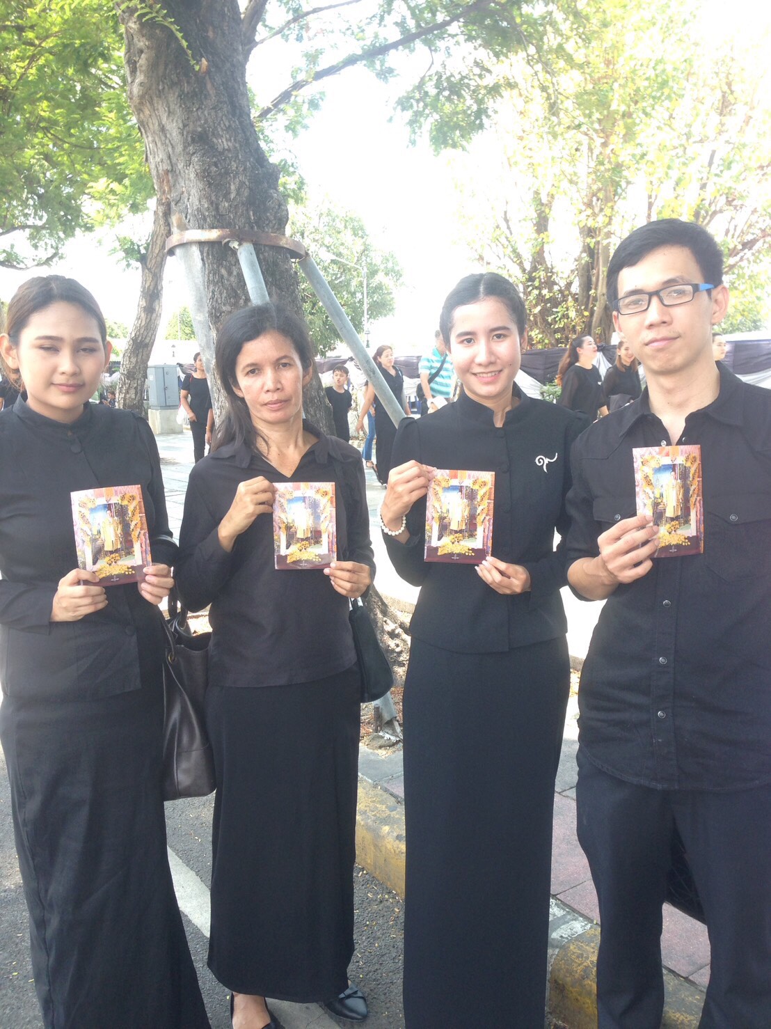 นางสาวเกวลี (ริมซ้าย)