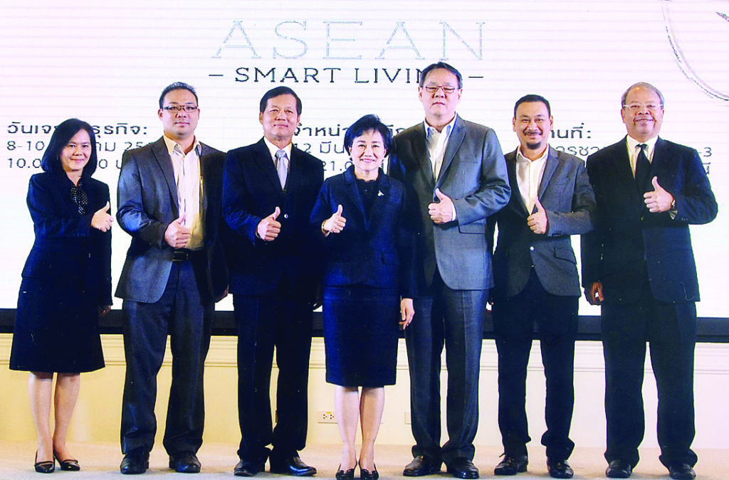 จัดงาน - มาลี โชคล้ำเลิศ อธิบดีกรมส่งเสริมการค้าระหว่างประเทศ กระทรวงพาณิชย์ พร้อมด้วย กีรติ เสริมประภาศิลป์ นายกสมาคมอุตสาหกรรมเครื่องเรือนไทย และพิชัย พินิตกาญจนพันธุ์ รองประธานกลุ่มอุตสาหกรรมเฟอร์นิเจอร์ สภาอุตสาหกรรมแห่งประเทศไทย ร่วมเป็นประธานในงานแถลงข่าวรายละเอียดการจัดงาน “Thailand International Furniture Fair 2017” หรือ “TIFF 2017” ณ ห้องประชุมบุรฉัตรไชยากร ชั้น 4 สำนักงานปลัดกระทรวงพาณิชย์ กระทรวงพาณิชย์ (สนามบินน้ำ)