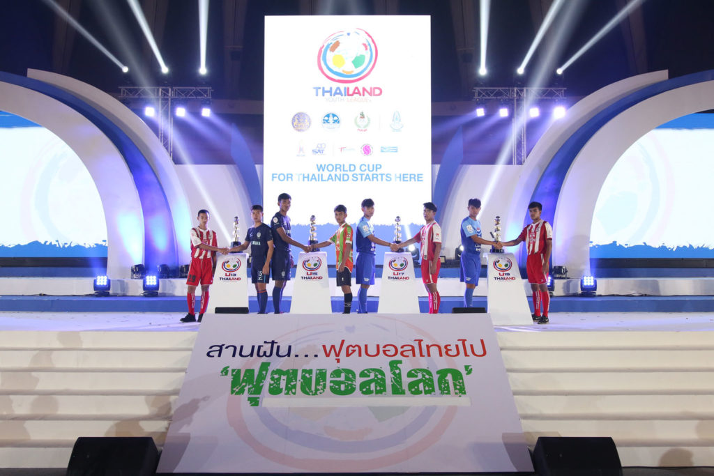 ตัวแทนคุ่ชิงทุกรุ่น ถ่ายภาพถ้วยรางวัล